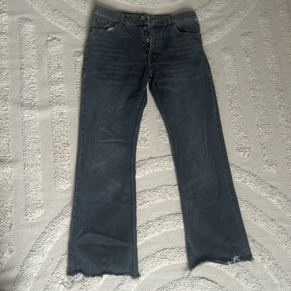 Slitna jeans köpt secondhand!. Jeans & Byxor.