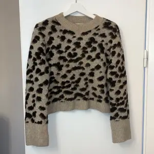 Jättepopulär leopard tröja från H&M. Så varm, skön och gosig!!!