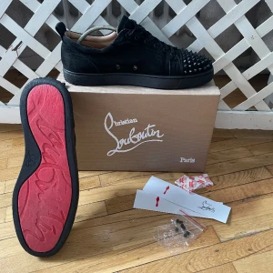 SVARTA LOUBS - Säljer nu dessa loubs för att jag letar efter andra skor. Alla spikar är kvar och extra spikar medföljer. De är storlek 43 men passar även de som har en storlek över och under. Stor del slitage på hälen och sulan, därav priset. Kom med funderingar.