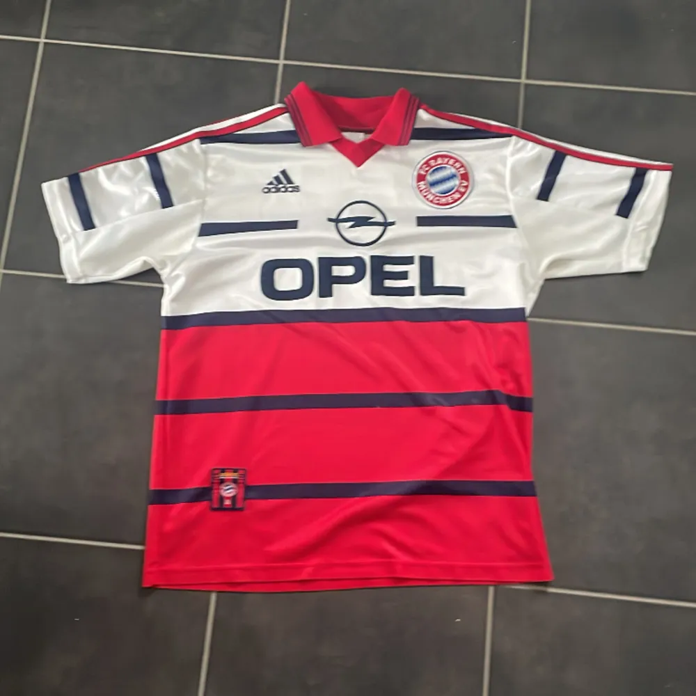 Säljer mitt Bayern München ställ från år 98-99! Den är storlek S-M. Skicket är 7/10 då man kan se användning.  Hör av dig vid frågor!🔥. T-shirts.
