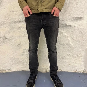 Nudie jeans - Nu säljer jag mina Nudie jeans i grymt skick! inga defekter, Modell: grim tim. Nypris: 1600kr, köp för endast 599! Hör av er vid frågor och funderingar!