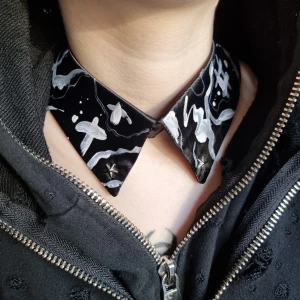 Handgjort krage  - Handgjort krage och exklusiv design. Gjord i bra kvalitet ●Material: textil-, rostfritt stål. Längd: one size-44cm, 190kr