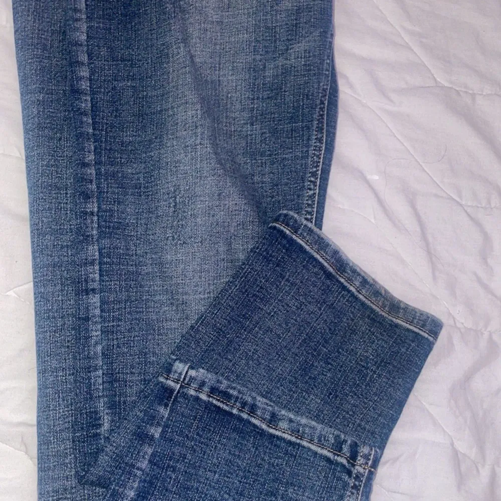 Köpt på humana secondhand för 350kr inte för jätte länge sen. Använde ca 3 gånger. Bra skick på jeansen men tycker inte längre om d. Hade blivit jätte fint om man hade sytt om till lågmidjade dock😩. Jeans & Byxor.