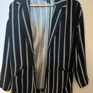 Snygg randig kavaj - Använd ett fåtal gånger, mycket bra skick. Oversized i storleken 