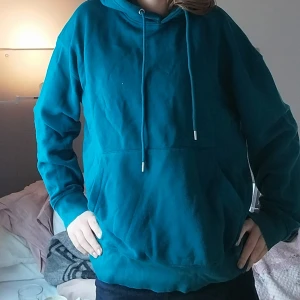 Hoodie - Säljs då den inte längre används, är lite noppig i tyget men annars är den i bra skick. Passar både tjej och kille🩷