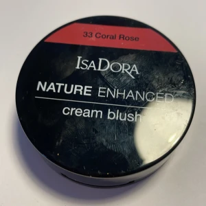 Blush - Jättefin och ser väldigt naturlig ut på kinderna, mjuk skön och bra. Men kommer inte till Andvändning, rätt ny, fint skick och väldigt lite Andvänd. 