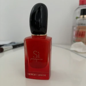 Si parfym❤️ - Parfym från Giorgio armani, Si passione  De är lite mindre än hälften kvar  Säljer för de inte riktigt är min typ av doft  Annars doftar den gott ganska stark så man behöver ej mycket av den!🫶🏻❤️ Kostar runt 800-900 kr beroende på vilken butik