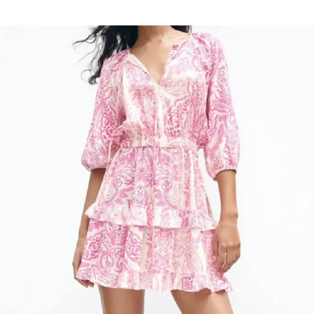 Säljer eller byter denna trendiga klänning ifrån zara i storlek xs! Byter isf mot S❤️. Klänningar.