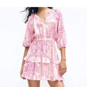 Säljer eller byter denna trendiga klänning ifrån zara i storlek xs! Byter isf mot S❤️
