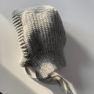 Handgjord balaklava - Handgjord balaklava i 100% ull.  Passar medium till large. Kommer hålla dig otroligt varm i vinter.