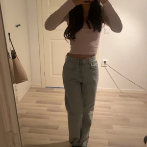 Ljusblåa jeans - Ljusblåa jeans från weekday🤍 säljer fler jeans för 100kr i min profil💕