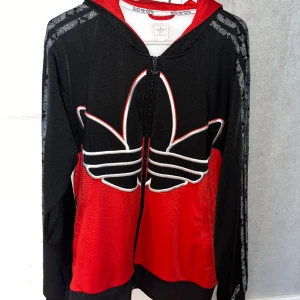 Tjocktröja - Säljer denna tjocktröja från adidas. Det är en Limited edition och köpt för ganska länge sedan. Säljer då det inte är min stil längre. Den är i storlek L men den är super snygg oversize också. 