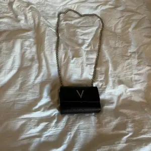 Det är en super fin väska från valentino bags. Den är lite rostig (kolla bild 3) den har även tappat en metall sak men man märker inte det och det ser inte konstigt ut. Köpt för ca 600 säljer för 200. 