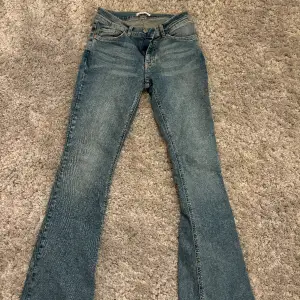 Helt oanvända Low waist bootcut jeans från Gina Tricot i storlek 36💓 (Skriv för exakta mått) 