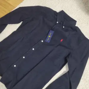 Hej säljer en jätte fin Ralph Lauren skjorta i storlek S, helt ny bara testad. Säljer för den inte satt som den skulle. Vid frågor osv är de bara att höra av sig☺️