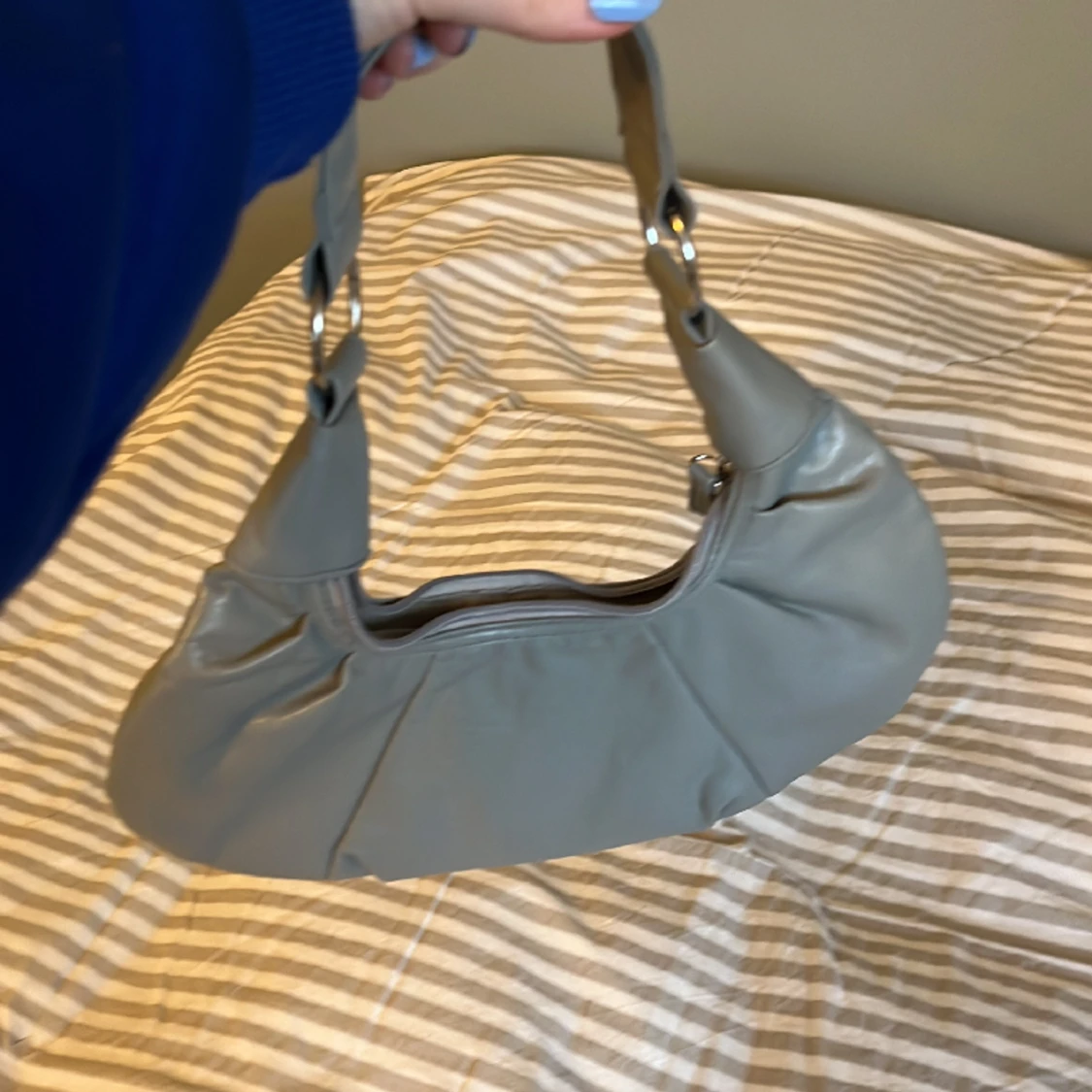 Liten läderväska i grå!  - 90