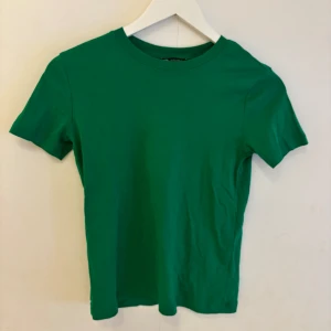 ZARA Grön T-shirt - T-shirt från Zara i jättehärlig färg!! Går att göra så coola outfits med!! Är storlek M men sitter som en S Använd en gång🫶🏻
