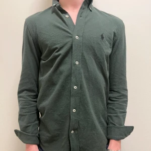 Ralph lauren skjorta - Tjena! Säljer nu denna feta Ralph lauren skjortan | skick: 9/10 | modell: skjorta | nypris: 1500 | pris kan diskuteras | tveka inte på att höra av dig vid ytterligare frågor samt fler/bättre bilder!😊