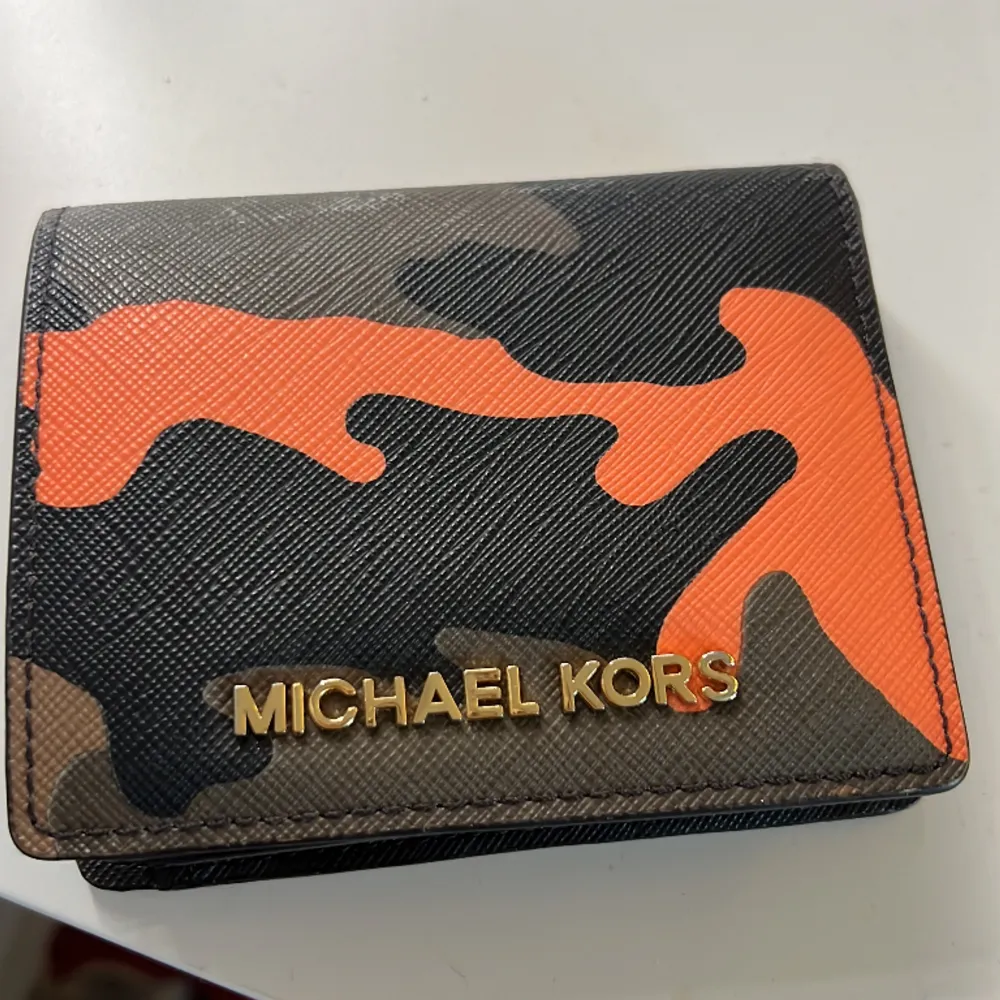 En äkta Michael kors plånbok. Ny skick. Tror inte den går att få tag på längre❤️. Accessoarer.