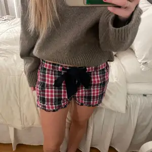 Super söta o sköna shorts! Köptes för 500 säljer för 200! Är 160 lång💞