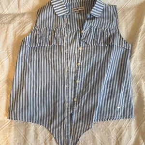 Hampton Republic skjorta utan ärmar - Som ny! Ganska säker på att den är helt oanvänd, fick som present men passar inte min stil :/  Strl 164 men passar XS/S, 100% bomull Perfekt inför våren och sommaren Kan mötas upp i Finspång/Norrköping eller skicka, köparen står för frakten :) 