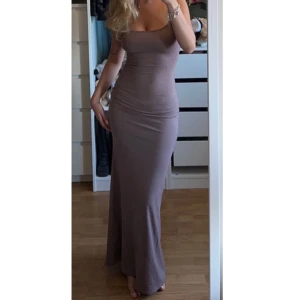 klänning - Superfin klänning ifrån Gina tricot i str xs som inte säljs längre. Endast använd 1 gång💞nypris 399