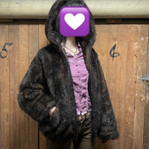 Pälsjacka - Varm pälsjacka med luva.