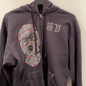 Bvaldi Bank Robber - Säljer nu min Bvaldi zip hoodie. Den är Storlek M. Jag är 178 cm lång och den sitter bra på mig. Har tappat några pärlor men det är inget som syns. Den är väldigt sparsamt använd.