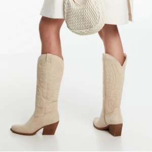 Cowboy boots - Super snygga cowboy boots, lägger ut för att titta intresse!! Det är storlek 37 men jag brukar ha 38 och dem funkade fint🩷☺️