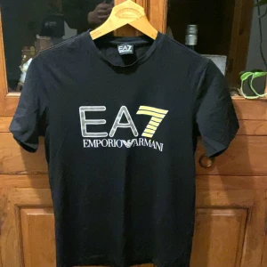 EA7 Emporio Armani T-shirt - Storlek S, nyskick!