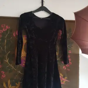 🖤Sammetsklänning monki🖤  Storlek small.   94% polyester 6% elastan  Ganska noppig på insidan. Lite noppig fram. Legat nerpackad länge. Se bilder.   Mkt strech.  