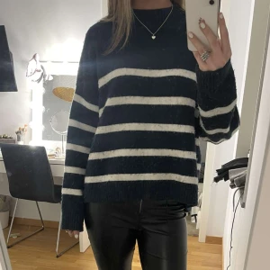 Randig stickad tröja - En snygg randig stickad tröja från H&M i storlek M💕💕Skriv privat för fler bilder+diskutera pris! Om intresserad kontakta så snart som möjligt!
