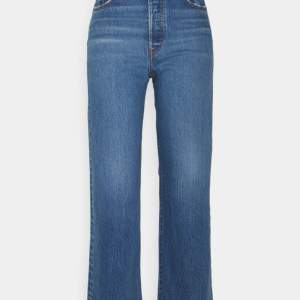 Knappt använda jeans från Levi’s, mått 24x27.  Nypris runt 1200-1400. 