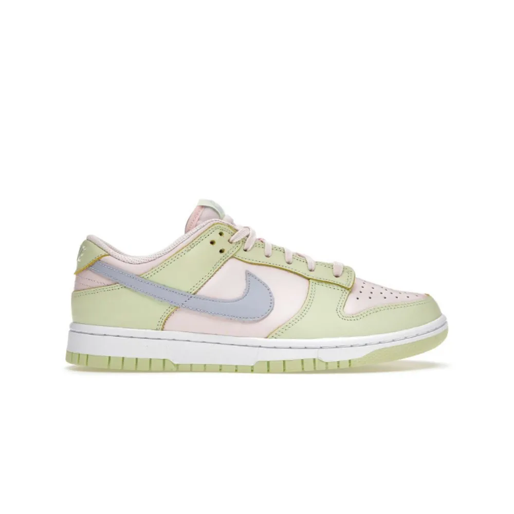 ’Lime ice’ nike dunks köpta från GOAT. Perfekt kondition och använda ett par gånger utan några creases eller märken på sig. Säljs från webbsidor för runt 2000kr. Perfekt passform för storlek 39.. Skor.