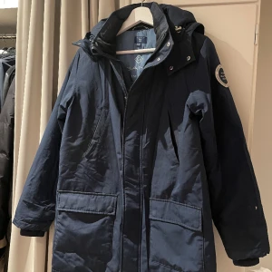 GANT vinterjacka - Den har ett brännmärke och brännhål på ena ärmen.