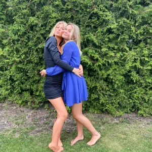 Svart klänning  - Säljer denna superfina svarta klänning! Den går att använda både på sommaren men också på vintern💗eller perfekt till mösspåtagningen