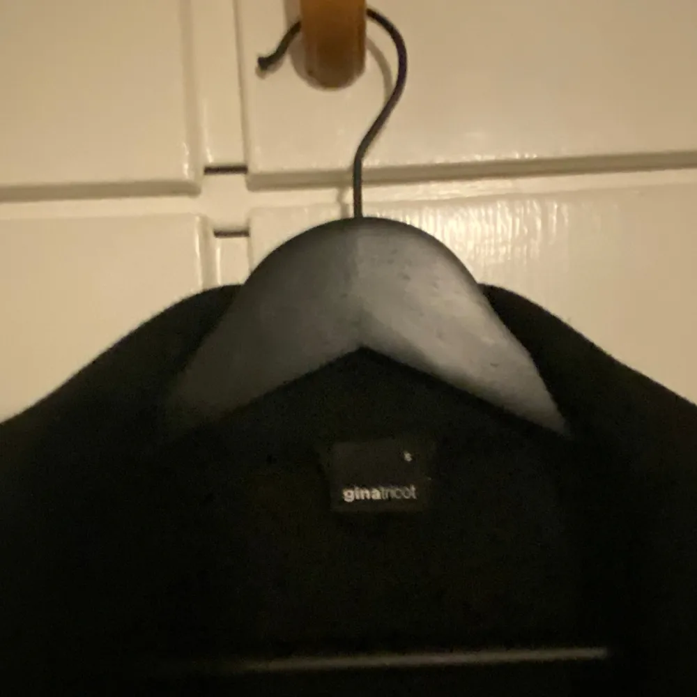 Kort svart kappa från Gina Tricot stl S sällan använd då jag har en annan jacka för vår/höst. Jackor.