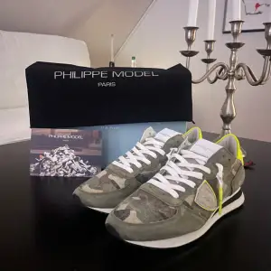 Camo Philippe model skor i storlek 41 som sitter mer som 42 | helt nya ur box | nypris 3199kr | vårat pris 2099kr | allt og medkommer | hör av dig vid fler frågor eller funderingar! 