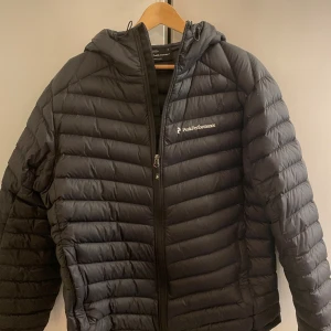 Peak Performance Jacka - Säljer en sjukt snygg Peak performance jacka! Jackan är i 10/10 skick och är köpt för 2299kr på Peak performance. Storlek xl men passar L🍾