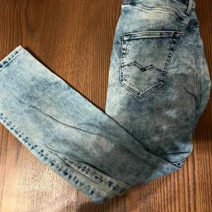 Otroligt snygga och fräscha Replay jeans som inte har något tecken på användning. Jeansen är i storlek W29 och L30. Skulle säga att dem är lite små i storleken. Tveka inte på att fråga om ni undrar något