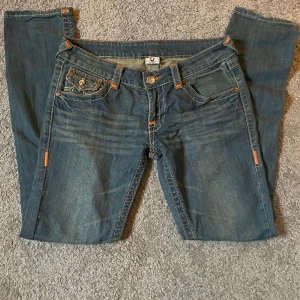 True religion jeans - Säljer mina straight true religion jeans. Midjemåtte raktöver: 42cm Inerbenslängd: 79cm  Ytterbedslängd: 101cm  Skriv för mer information!! 