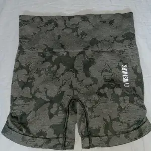 Ett par gröna Gymshark shorts med scrunch på sidorna, använda ca 2 gånger och i storlek xs. Köpare står för frakt