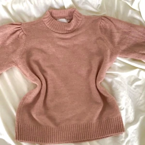 Rosa Stickad Tröja - OANVÄND Supersöt stickad rosa tröja med ballongärmar! Perfekt nu! Hög kvalite på materialet! Aldrig använt! Köp! 💕 Storlek M men passar S! 