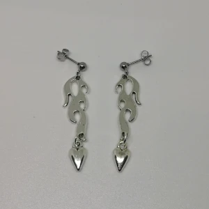 Örhängen ~ flaming heart ~ - Örhängen som är gjorda/designade av mig. De är nya/oanvända. Stift i rostfritt stål. 