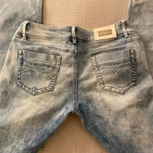Vintage jeans - Säljer dessa super snygga jeansen då de tyvärr är för stora för mig! Jag köpte dom här på Plick men dom är vintage från dromedar. Midjemått 86 innerben 84 🩷 Pris kan diskuteras 