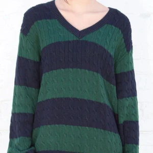 Kabelstickad tröja - Väldigt bra skick och är bekväm, knappt använd. Oversize så passar ungefär alla storlekar