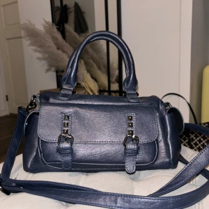 Marinblå handväska💙 - Fin och rymlig handväska, använd ganska mycket men fortfrande bra skick och håll länge💙från SHEIN och är slutsåld där! 