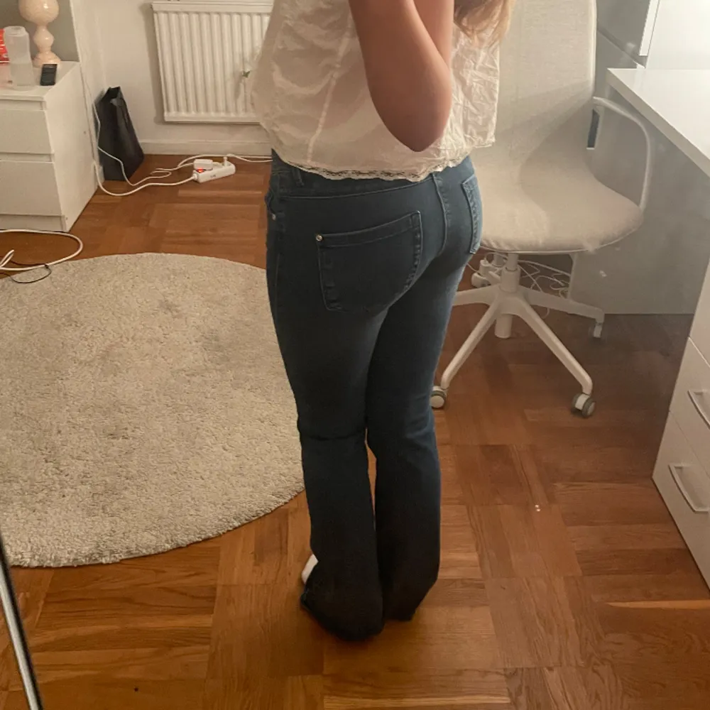 Min vän är 160 så passar någon runt 175💕 Aldrig använda bara testade så dem har inga defekter💗 . Jeans & Byxor.