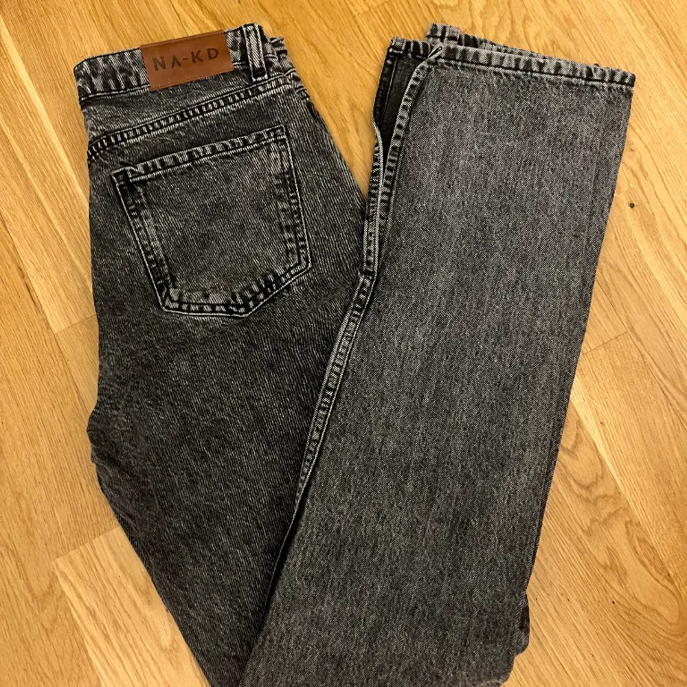 Raka jeans med slits från NAKD, slutsålda. Har aldrig använt då de är för långa för mig som är 1,60. Skickas mot frakt alternativt kan jag mötas upp i Bromma!🤩. Jeans & Byxor.