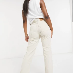 Levi’s Ribcage Straight - Jag säljer ett par Levi’s Ribcage Straight Jeans i W27. Dessa jeans är ankeljeans i Manchester med raka ben. Använda enbart ett par gånger! Nypris: 1300kr Pris: 600kr Meddela mig gärna vid frågor!🙏🏽❤️